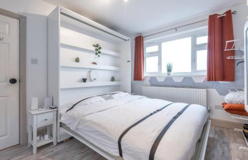 Bright & Stylish 4-Bed Home in the Heart of Morden - Photo 33