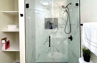 Modern Deluxe Kitchen, King Bed, Laundry, DT Renton close to Valley Med & SeaTac - Foto 14