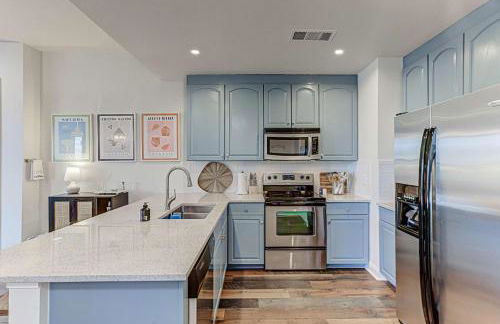 Waterfront Condo for 4 with Resort Pool & Lake View - Foto 26