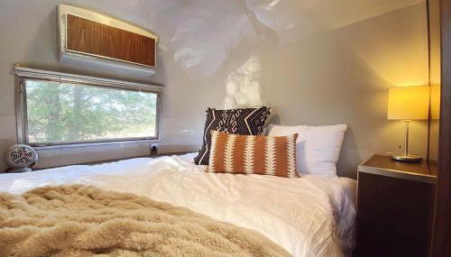Restored Beautiful Airstream Fully Equipped with Incredible Outdoor Living in Texas - Foto 2