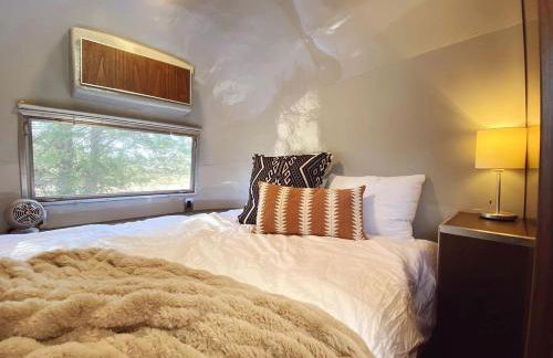 Restored Beautiful Airstream Fully Equipped with Incredible Outdoor Living in Texas - Foto 2