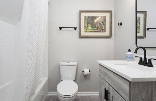 Chic 3BR Home with Fire Pit-Private Yard-Family Friendly - Foto 37