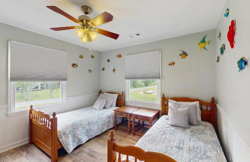 Serene 3BR Waterfront Retreat With A/C, Wifi, Two Kayaks, and Full Kitchen - Foto 18