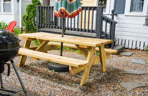 Cottage 11 - Double Queen Beds plus Child Loft w 2 Twins Private Bath & Kitchenette Pets Allowed Fee applies - Photo 2