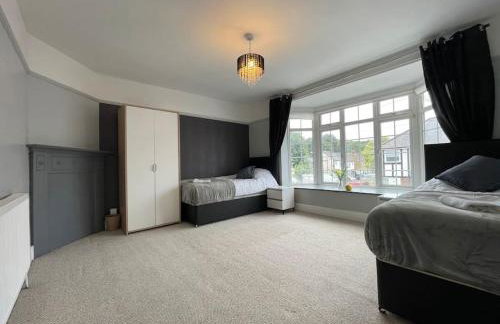 Luxurious Detached Holiday House Free Parking near Airport Town Centre Railway Station - Foto 32