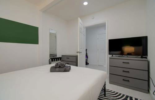 Heart of Houston - 8-BD 4-BA with Yard - Photo 8