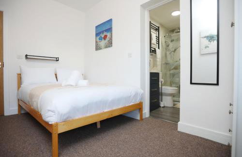Gloucester Rd By N And N Stays, Newly Refurbed 6 Bed all ensuite house by N And N Stays Ltd, Perfect for contractors and Corporate stays, Close to YTL Arena Site, Pvt Parking for Vans and and work vehicles, Wifi - Foto 30
