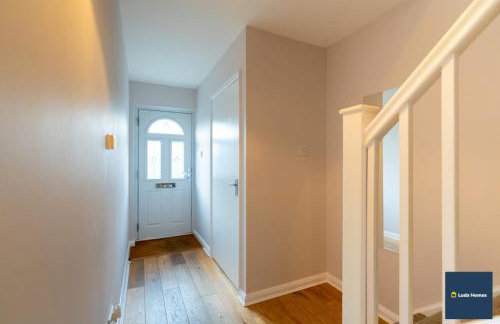 Camberley Spacious and Comfy 3 Bedroom Home, Next to Frimley Hospital with Parking - Foto 23