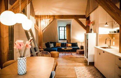 Designer Apartment In Historic Pond House - Photo 1