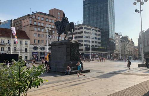 Centrally Chic Studio - Photo 25