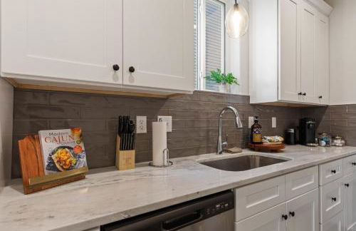 Bourbon House King Bed Luxury Amenities Fast WiFi - Foto 11