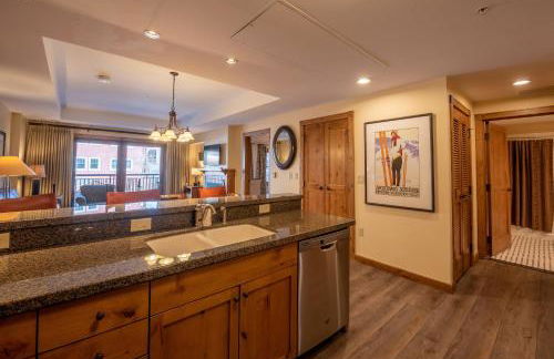 Two Bedroom Condo with a Balcony in Mountaineer Square condo - Foto 8