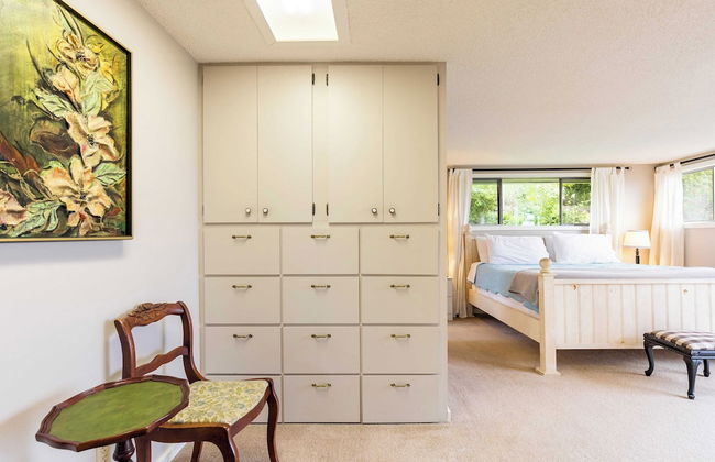 Private Beach Access + Water Views! Sleeps 18, Historic 6bdr Farmhouse w/ Deck - Foto 26