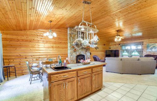 Just a Cast Away Cassville Cabin with Covered Deck - Foto 9