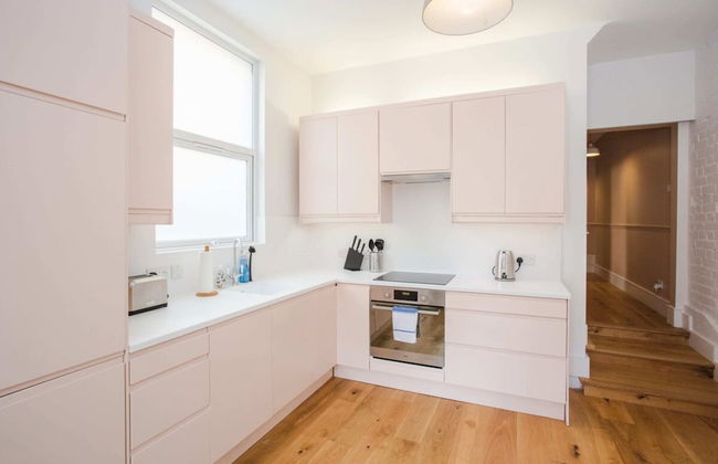 Stylish & Modern 3 Bed Flat in NW London With Garden - Foto 14