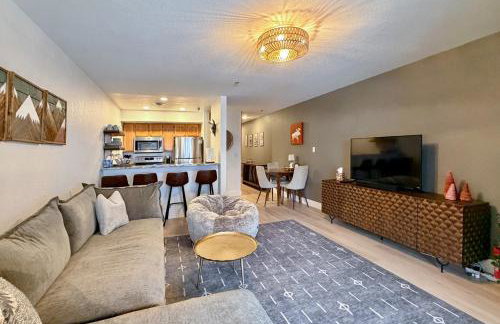 Walk to Main St Frisco Condo with Community Pool! - Foto 4