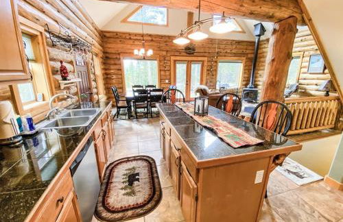 Secluded Log Cabin with Views & Hot Tub, Foosball, Wood Stove - Heavenly Homestead - Foto 49