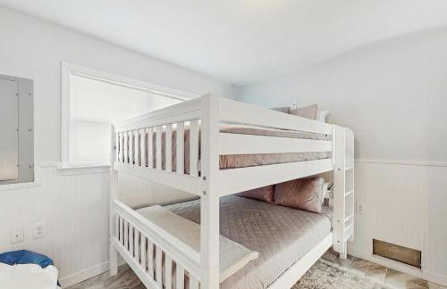 Updated three-story home with kayaks, bikes, & water views - great location - Foto 16