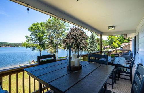 5BR Lakefront Getaway with hot tub - Foto 24