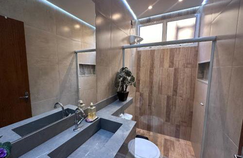 Casa do Rosa - Piscina Aquecida - Churrasqueira - 8 pessoas - SJBV - Foto 9