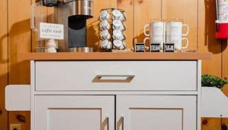 Tranquil Retreat with Fenced Backyard, Hot tub & Bar - Foto 5