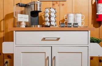 Tranquil Retreat with Fenced Backyard, Hot tub & Bar - Foto 5