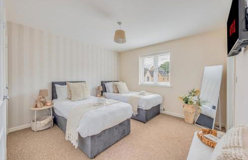 Beautiful Detached House with Driveway Parking, Study Room, Spacious Garden, Smart TVs and Fast Wifi by Yoko Property - Photo 2