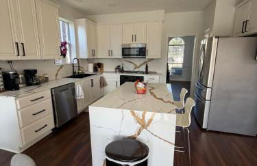 Luxury Lakefront 4BR - Corporate & Extended Stay Friendly - Foto 16