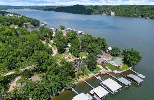 Pet-Friendly Lakefront Home in a Quiet Cove w/ Netflix, Outdoor Seating, Boat Slip - Foto 49