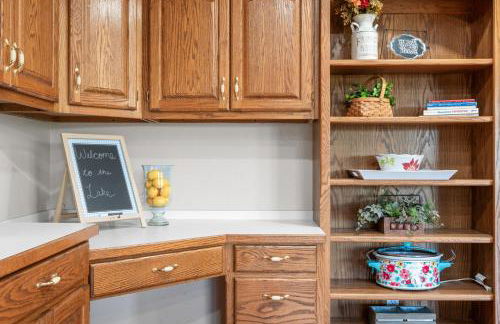 Lakefront Retreat with Deck Movie Room and Yard - Foto 20