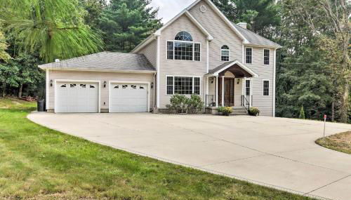 Granby Home with Deck Less Than half Mi to Aldrich Lake! - Foto 1