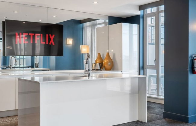 DT Upscale Corner Unit Tower Views Free Parking - Photo 27