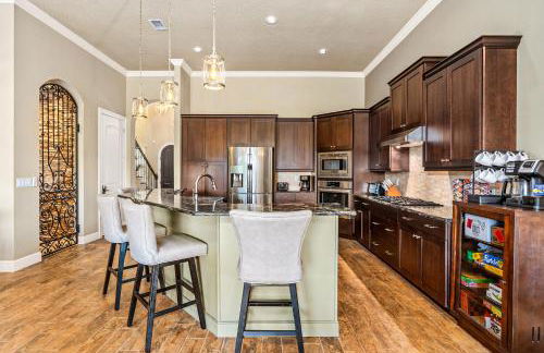 Luxury Resort Family Home Professionally Furnished Ultra Comfortable beds Epic Mario Game Room Themed Bedrooms Heated Pool and Spa Outdoor Grill Golf Course View - Foto 29