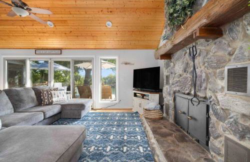 Relaxing Lakefront Retreat w/ Hot Tub & Dock - Foto 13