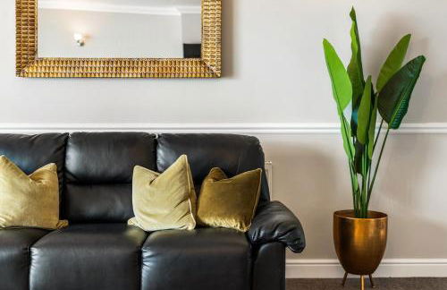 Stylish 5-Bedroom House, Accommodates 10, Fast Wi-Fi & Private Garden - Foto 29