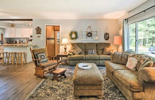 Higgins Lake Getaway with Fire Pit, Walk to Beach! - Foto 10