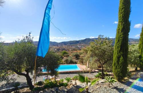 Künstlerhaus Finca Madreselva mit atemberaubenden Weitblick mit Infinitypool, kleinen Teichen und vielen Sitzplätzen in Tolox Malaga im Nationalpark Sierra de las Nieves, ideal für Entspannung, aber auch zum Wandern - Foto 49
