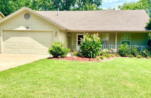 Relaxing Backyard with Fire Pit and Near Parks - Foto 9