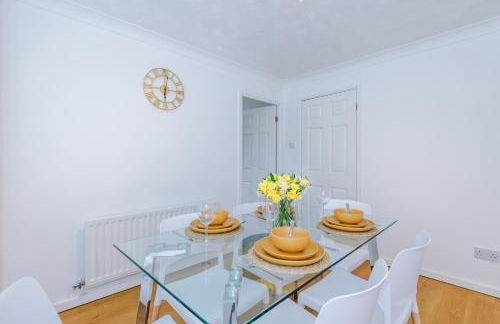 4BR Home for 8, Full Kitchen, Parking, WiFi in Northwich - Photo 18