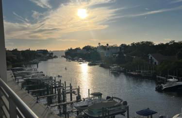 Luxury 2 Bed 2 Bath Waterfront Condo with Patio Sunsets Gym and Parking - Foto 7