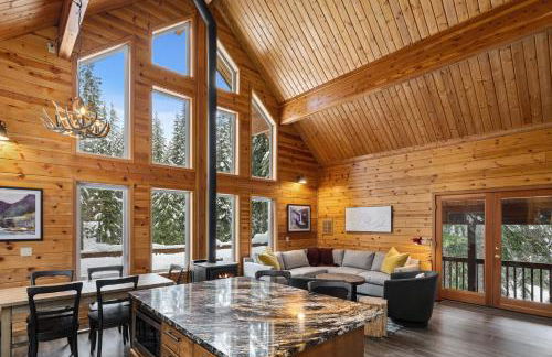 Alpine Retreat at Snoqualmie Pass- 5-Min to Slopes, Private Creek, BBQ, Fireplace, Smart TVs, Kids Games, Hi-Speed Wi-Fi - Foto 6