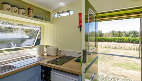 The Showman's Carriage w King Bed close to beach - Foto 4