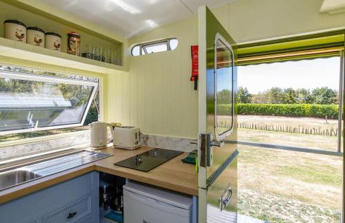 The Showman's Carriage w King Bed close to beach - Foto 4