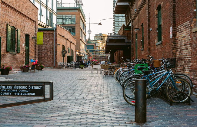 QuickStay - Luxurious 2-Bedroom Condo, Downtown Core - Photo 25