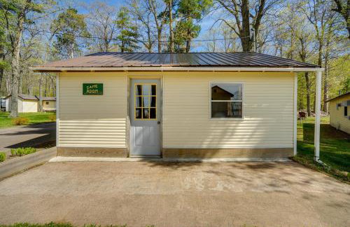 Stone Lake Cabin with Private Deck and Fire Pit! - Foto 23