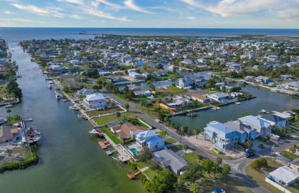 5 Bed3bath waterfront pool home with full gym, office, and heated pool! - Foto 44