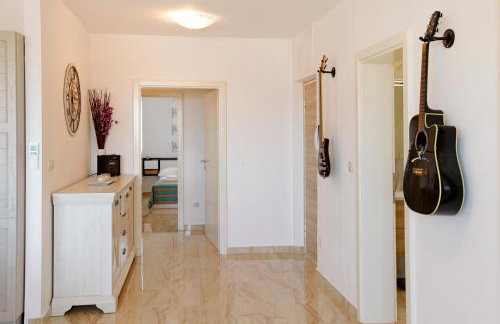 Modern 2-Bed Apt, Late check in available - Photo 23