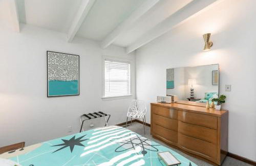 Mid-Century Style And Class In Quiet NE Location - Foto 16