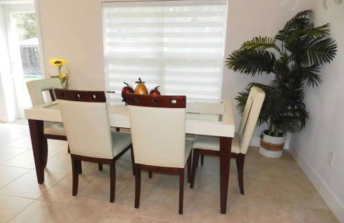 Modern 4BR Home with Wi-Fi & Garage Games - Foto 11