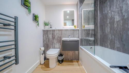 Stylish City Apartment with Juliette Balcony, Retro Games & Fast WiFi - Foto 3